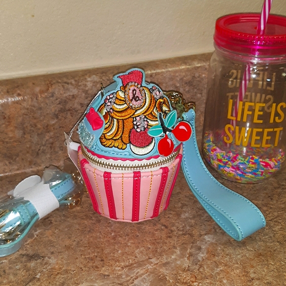 New Cupcake Wristlet Bag - Picture 7 of 11